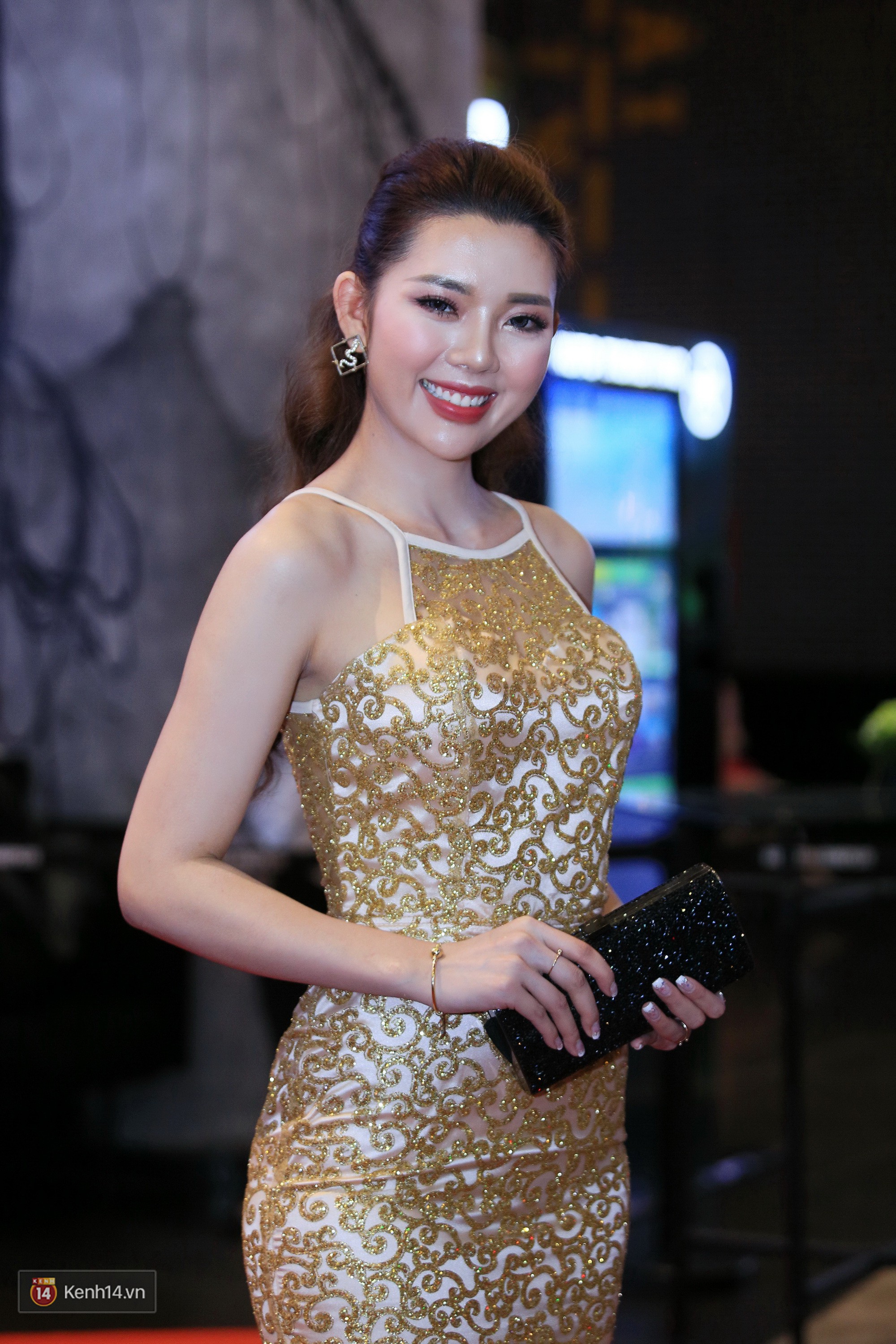 Bà mẹ hai con Elly Trần diện đầm công chúa, khoe dáng điệu đà trên thảm đỏ